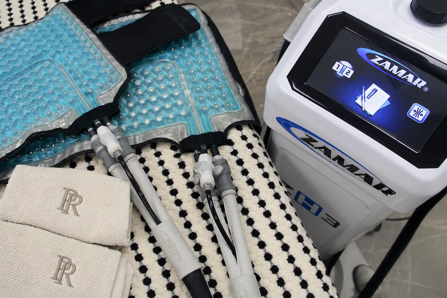 Equipo de crioterapia Zamar ZH3 con sus placas de gel sobre la camilla