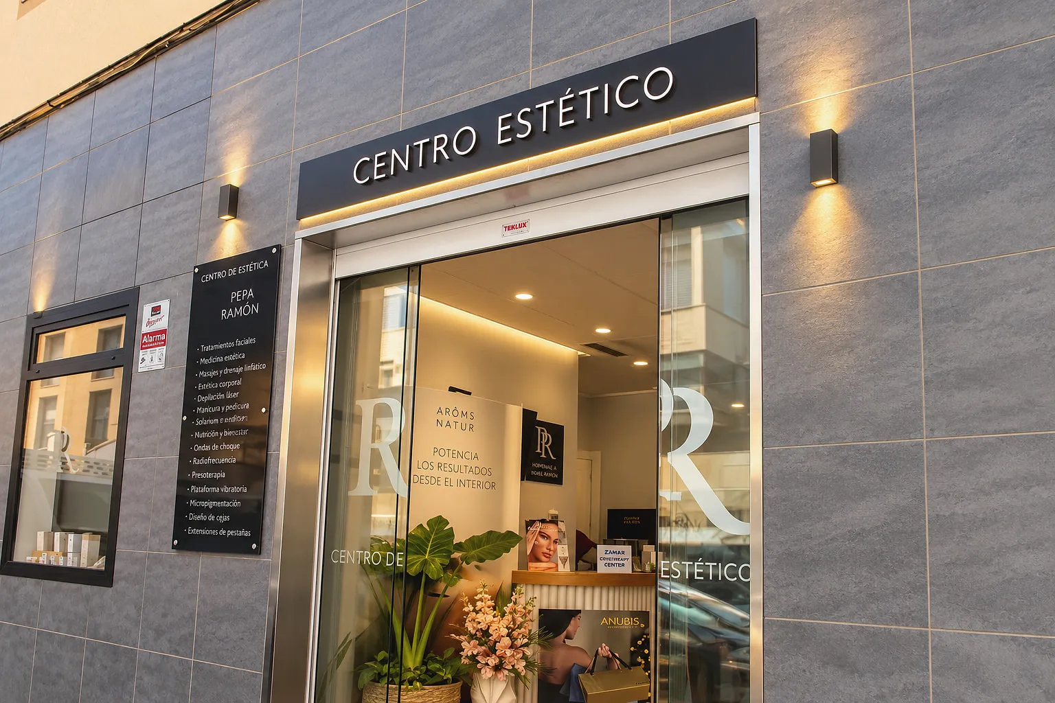 Entrada del centro en la Calle Trinquet, con el rótulo Centro Estético