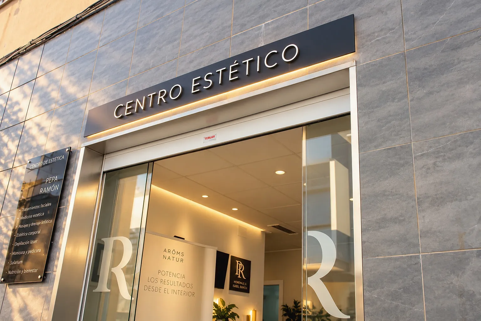 Fachada del centro en la calle Trinquet con el rótulo Centro Estético iluminado