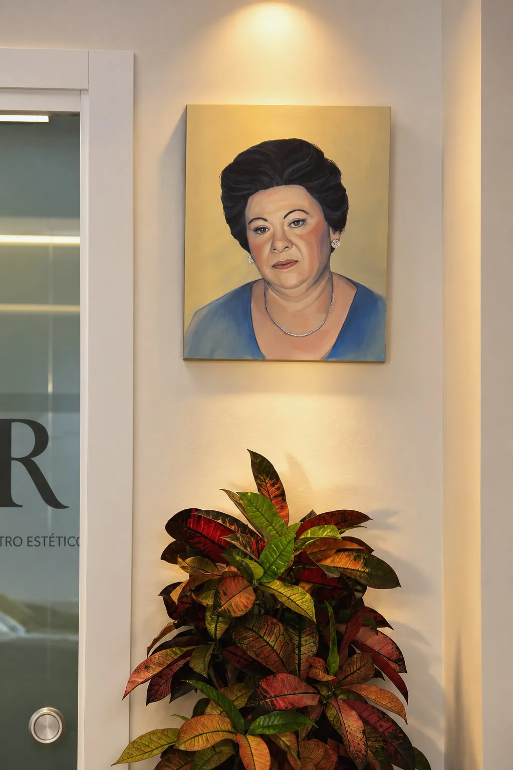 Retrato pintado de Isabel Ramón en la pared de la recepción