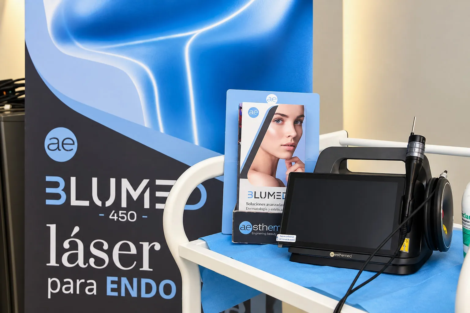 Cartel del láser Blumed 450 para endoláser junto al equipo y su pieza de mano