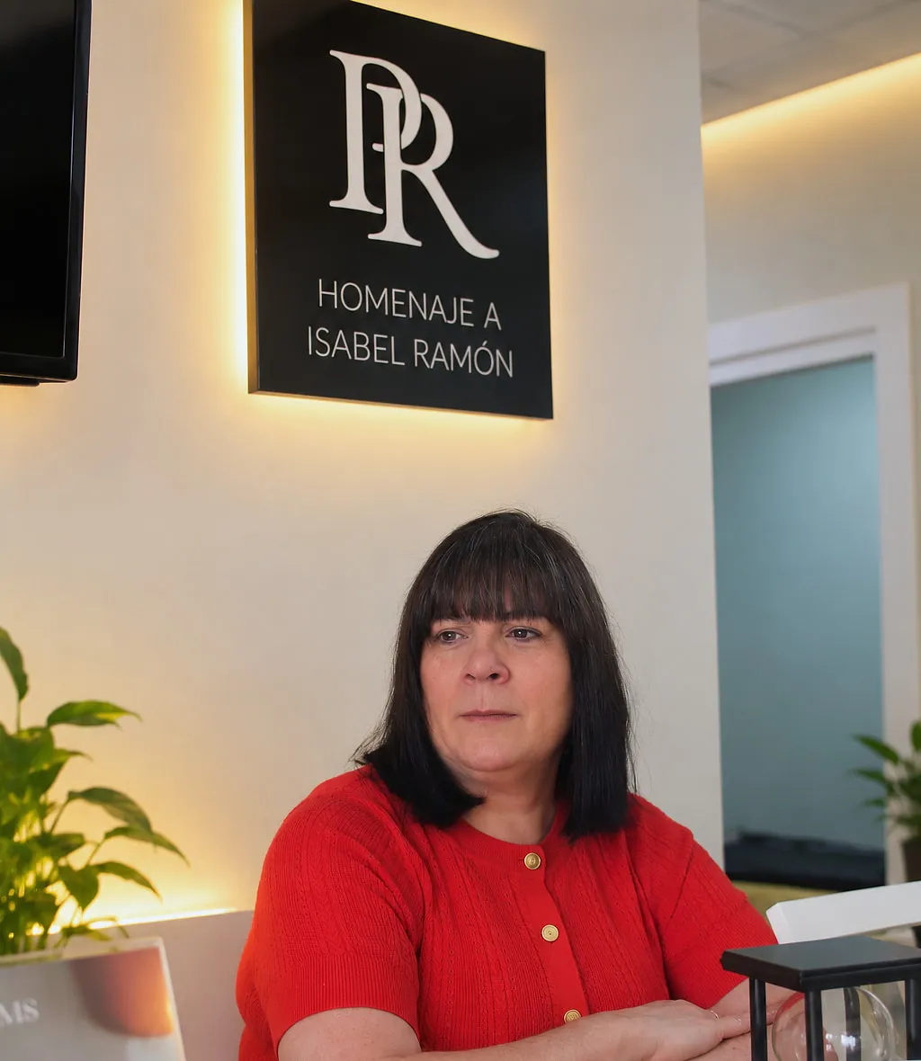 Pepa Ramón en la recepción del centro, bajo el cartel en homenaje a Isabel Ramón